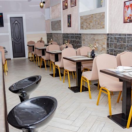 Lolo Hotel Кишинев Екстериор снимка